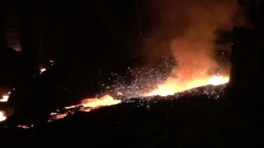 erimiş pik demir bir yüksek fırın dan yavaş hareket izler