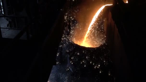 Jet van vloeibare metalen slow motion met vonken 5 — Stockvideo