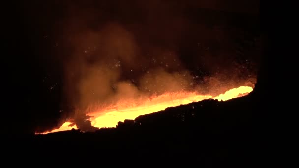 Ghisa fusa proveniente da un altoforno segue primo piano al rallentatore 3 — Video Stock