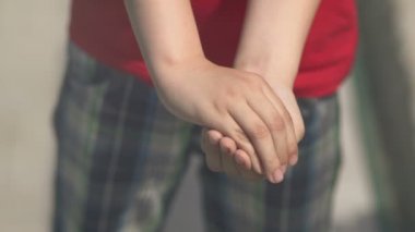 Childs'ın elinde kelebek