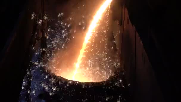 Jet of molten metal vith sparks — Stock Video