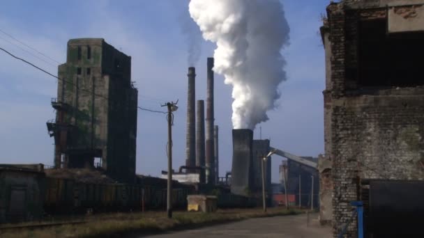 El humo de la chimenea de una vista global de la planta — Vídeo de stock