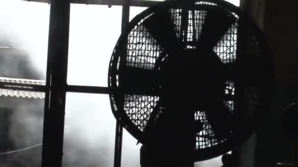 El ventilador y el humo fuera de la ventana — Vídeos de Stock