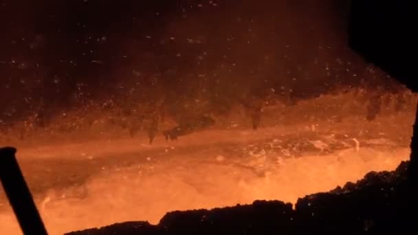 écoulement de métal fondu gros plan 