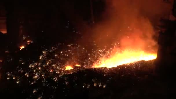 Вивільнення заліза з доменної печі з іскрами — стокове відео