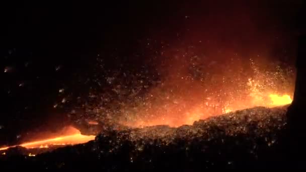 释放铁的高炉火花 2 — 图库视频影像