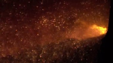 Yüksek fırın sparks ile demir sürümünden yakın çekim