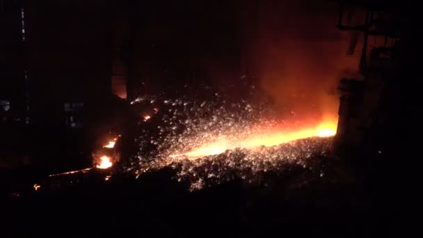 释放铁的高炉火花 3 — 图库视频影像