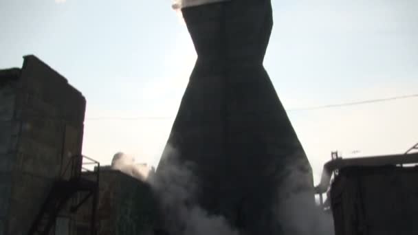 Tubería con humo del horno de coque — Vídeos de Stock
