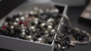 bir kutu içinde boncuklar