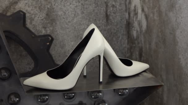 Weiße Schuhe ansehen — Stockvideo