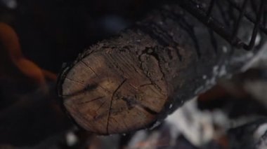 İçinde bir günlük ateş yaktı