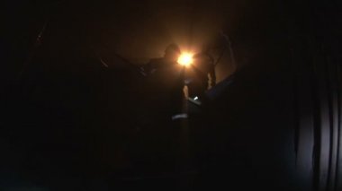 Tünelde yürüyen madenciler