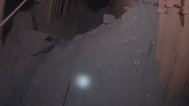 Pico de rochas no eixo do túnel — Vídeo de Stock
