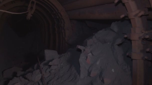 Malm från väggen närbild av gruvan — Stockvideo