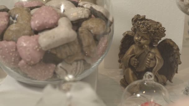 Zencefilli kurabiye ve bir melek heykeli — Stok video