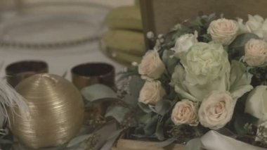 Sahne. Tüyler, mumlar, çiçekler