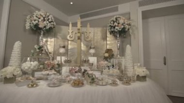 Konuklar için muamele etmek ile tatlı tablo