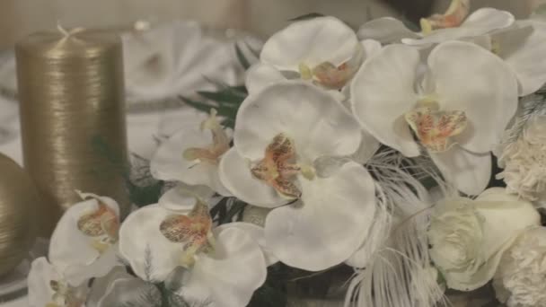 Cenário. Velas e flores de orquídeas — Vídeo de Stock