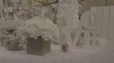 Çiçekler ve dekor harflerle