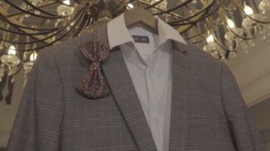 Bir kelebek omzuna ceketle