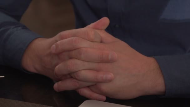 Mens hands clasped in the lock, close-up — Stock Video
