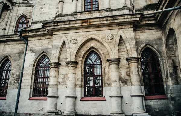 Alte historische Tempel Festung Gebäude Kirche baufällig Mittelalter Gebäude gotischen Stil — Stockfoto