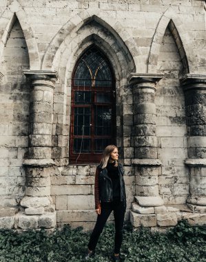 Eski tarihi tapınak kalesi kilise inşaatı Orta Çağ 'da yıkık dökük Gotik stil inşa ediliyor 