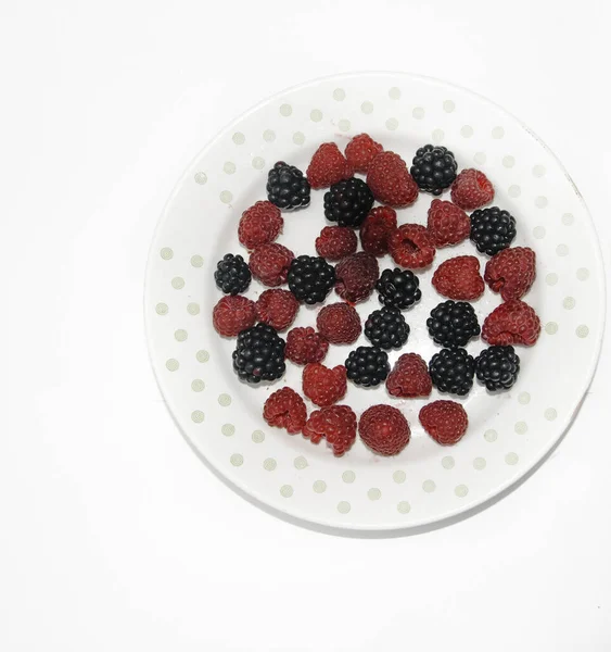 RASPBERRY E BLACKBERRY sobre um fundo branco com espaço para o texto — Fotografia de Stock