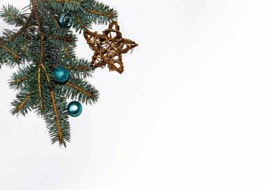 Beyaz arka plan mavi ladin dalı Noel oyuncakları top makinesi hediye yıldızı