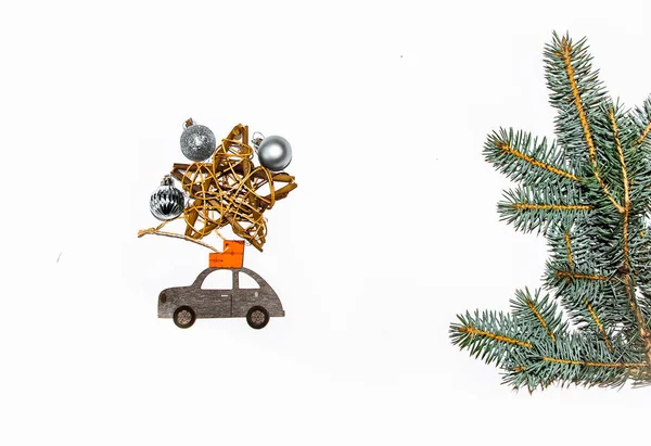 Układ biały tło niebieski świerk gałąź Boże Narodzenie zabawki zabawki maszyny z prezenty gwiazda z — Zdjęcie stockowe