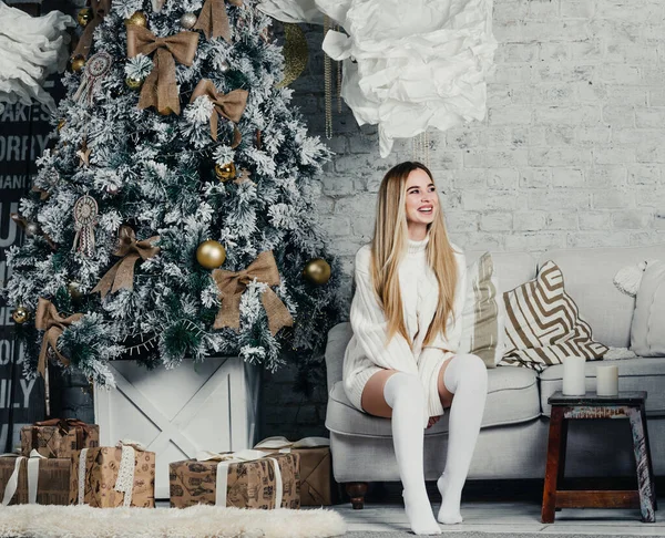 Młoda piękna kobieta model z długimi włosami w legginsach długi sweter choinka Boże Narodzenie — Zdjęcie stockowe