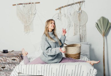 Bej takım elbiseli, uzun saçlı genç ve güzel bir kadın model. Noel ağacı.