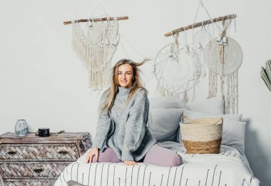 Bej takım elbiseli, uzun saçlı genç ve güzel bir kadın model. Noel ağacı.