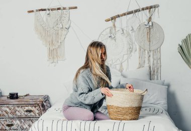 Bej takım elbiseli, uzun saçlı genç ve güzel bir kadın model. Noel ağacı.