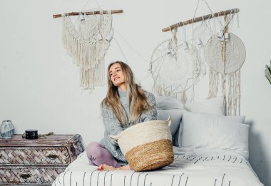 Bej takım elbiseli, uzun saçlı genç ve güzel bir kadın model. Noel ağacı.