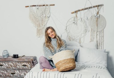 Bej takım elbiseli, uzun saçlı genç ve güzel bir kadın model. Noel ağacı.