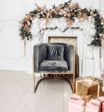 Toplar ve oyuncaklarla süslenmiş büyük bir Noel ağacı Noel hediyeleri ve kurdeleler.