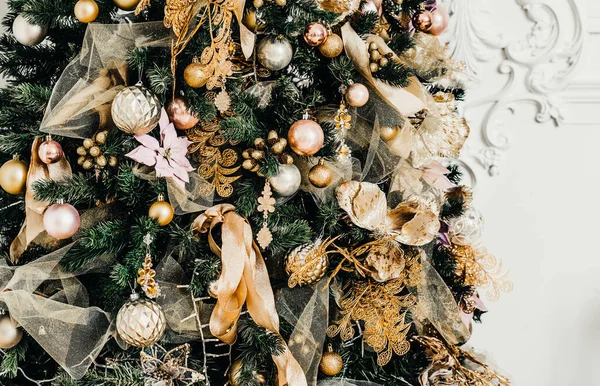 Mooie grote kerstboom versierd met ballen en speelgoed vakantie kerststemming geschenken met linten — Stockfoto