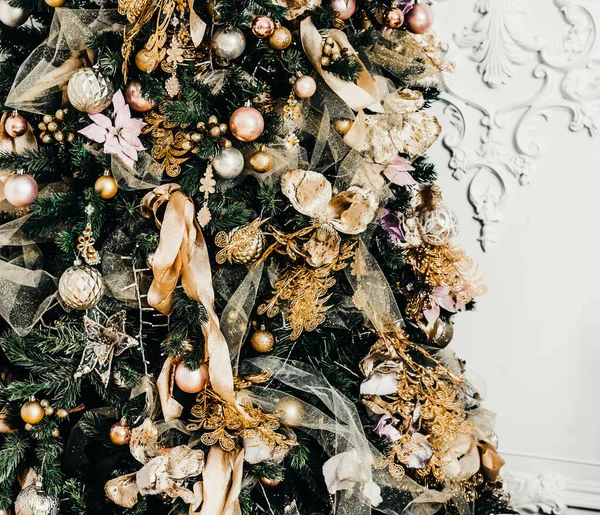 Mooie grote kerstboom versierd met ballen en speelgoed vakantie kerststemming geschenken met linten — Stockfoto
