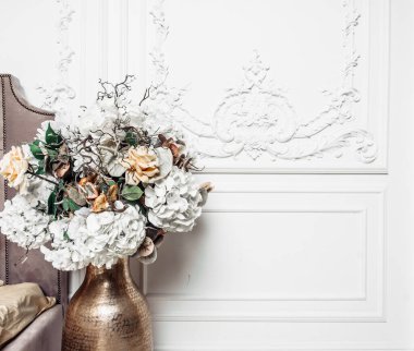 Beyaz arka plandaki duvar kağıdı kartpostalında farklı çiçeklerden oluşan bir buket. ortanca.