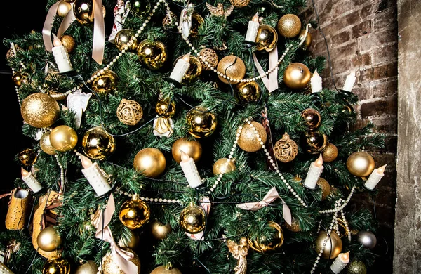 Bela árvore de Natal grande decorada com bolas e brinquedos férias presentes de humor de Natal com fitas — Fotografia de Stock