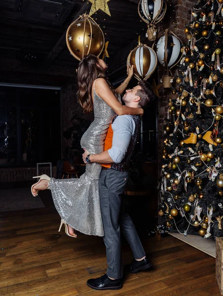 Joven pareja recién casados risa regocijarse teniendo divertido estado de ánimo de Navidad abrazo ternura amor beso Navidad —  Fotos de Stock