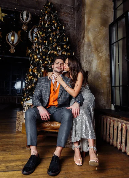 Joven pareja recién casados risa regocijarse teniendo divertido estado de ánimo de Navidad abrazo ternura amor beso Navidad —  Fotos de Stock