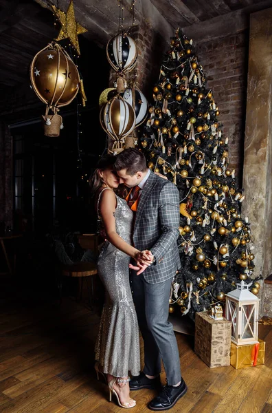 Joven pareja recién casados risa regocijarse teniendo divertido estado de ánimo de Navidad abrazo ternura amor beso Navidad —  Fotos de Stock