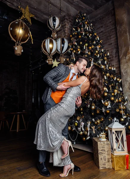 若いカップル新婚旅行の笑い楽しいクリスマス気分抱擁優しさ愛キスクリスマス — ストック写真