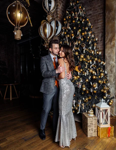 Joven pareja recién casados risa regocijarse teniendo divertido estado de ánimo de Navidad abrazo ternura amor beso Navidad —  Fotos de Stock