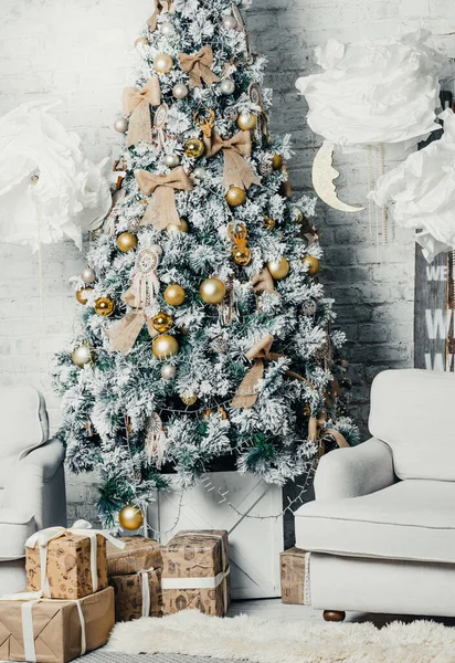 Mooie grote kerstboom versierd met ballen en speelgoed vakantie kerststemming geschenken met linten — Stockfoto