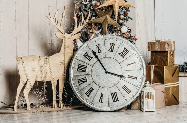 Toplar ve oyuncaklarla süslenmiş büyük bir Noel ağacı Noel hediyeleri ve kurdeleler.