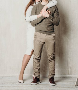 Genç, güzel, çekici, genç bir çift yeni evliler sevgililer gününde şefkatle sarılıyorlar.